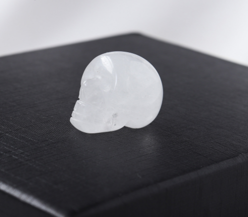 Hand Carved Clear Quartz Skull Sculpture Reiki Healing Stone for Bar, Home Decoration