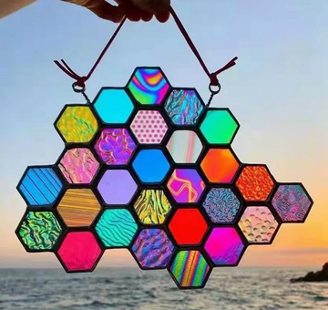 Suncatcher cu fagure pătat de curcubeu și albine fără bondari