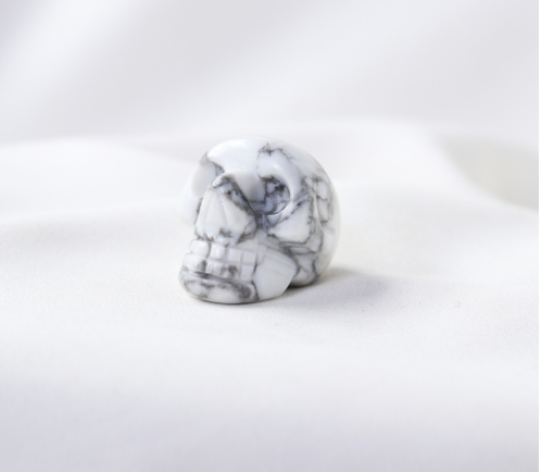 Hand Carved White Turquoise Skull Sculpture Reiki Healing Stone for Bar, Home Decoration